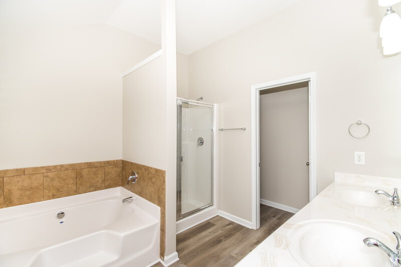 2,460/Mo, 5163 Rapahoe Trail Atlanta, GA 30349 Main Bathroom View