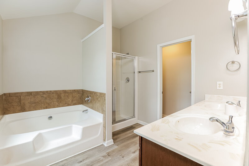 2,530/Mo, 5163 Rapahoe Trail Atlanta, GA 30349 Main Bathroom View