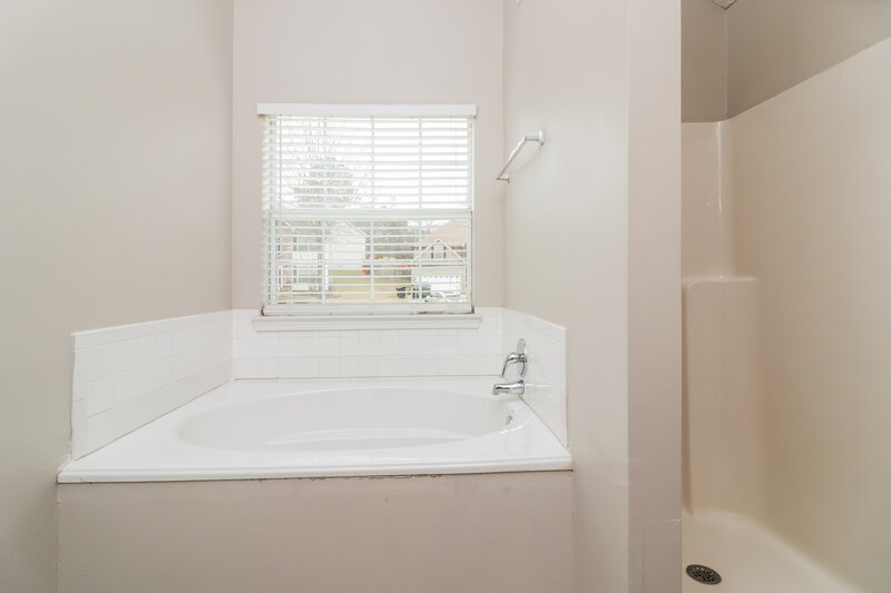 2,245/Mo, 7263 Hampton Chase Dr Douglasville, GA 30134 Main Bathroom View 2