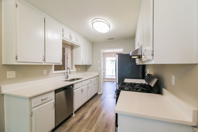2,020/Mo, 104 Nanci Ct Stockbridge, GA 30281 Kitchen View 2