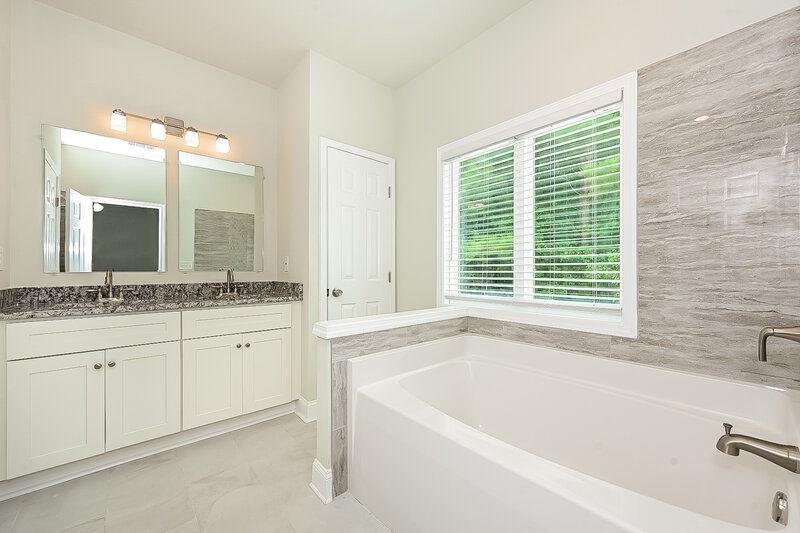 2,900/Mo, 127 Hunts Mill Cir Griffin, GA 30224 Main Bathroom View