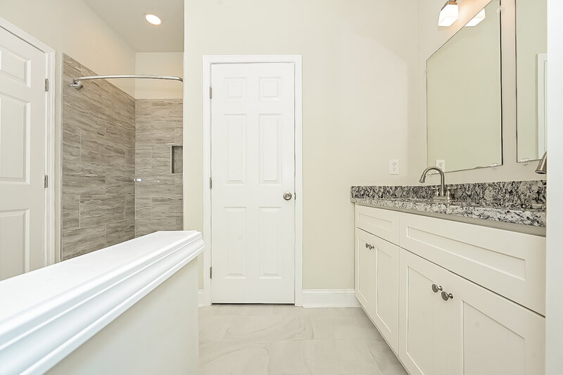 2,900/Mo, 127 Hunts Mill Cir Griffin, GA 30224 Main Bathroom View 2