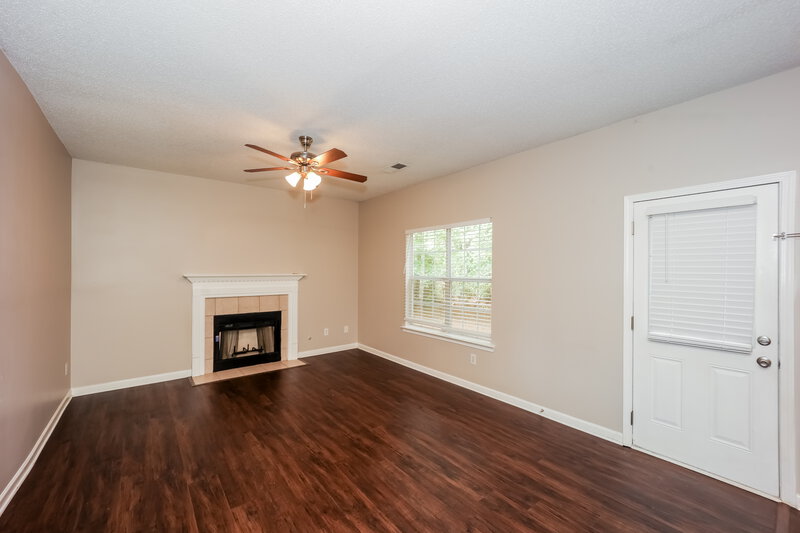 1,990/Mo, 19 Woodlake Dr Newnan, GA 30265 Family Room View