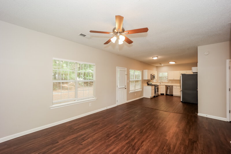 1,990/Mo, 19 Woodlake Dr Newnan, GA 30265 Family Room View 2