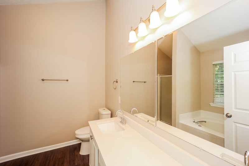 1,990/Mo, 19 Woodlake Dr Newnan, GA 30265 Main Bathroom View