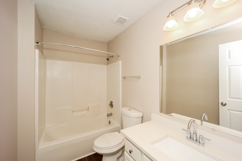 1,990/Mo, 19 Woodlake Dr Newnan, GA 30265 Bathroom View