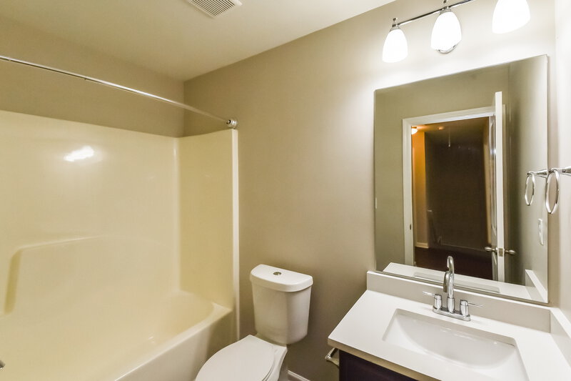 2,035/Mo, 104 Belmont Park Dr Newnan, GA 30263 Bathroom View