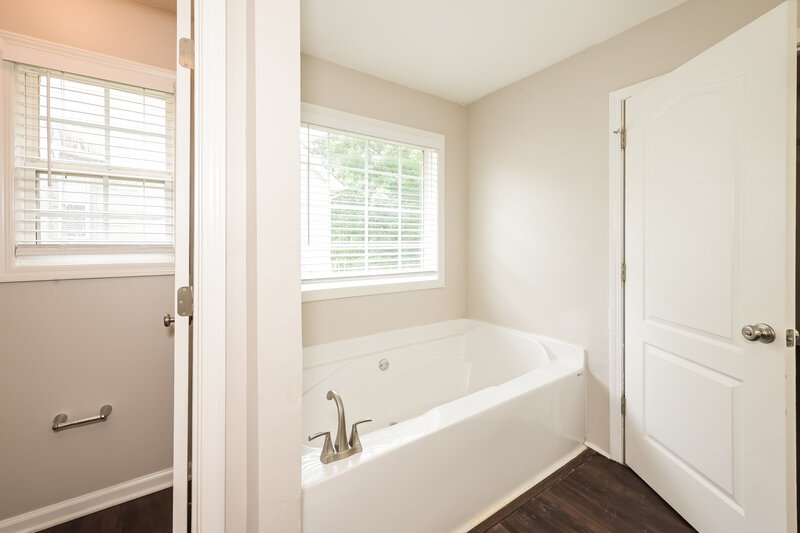 2,265/Mo, 1509 Warwick Way SE Conyers, GA 30013 Main Bathroom View 2