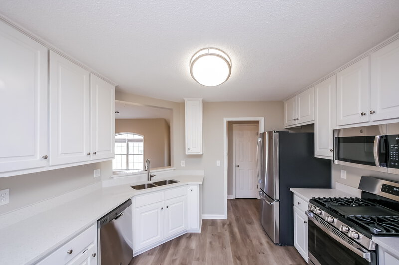 1,900/Mo, 192 River View Ct Hampton, GA 30228 Kitchen View