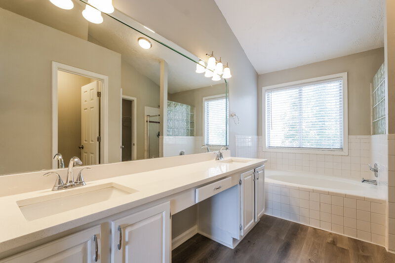 2,205/Mo, 25 Karen Camile Dr Lawrenceville, GA 30043 Main Bathroom View