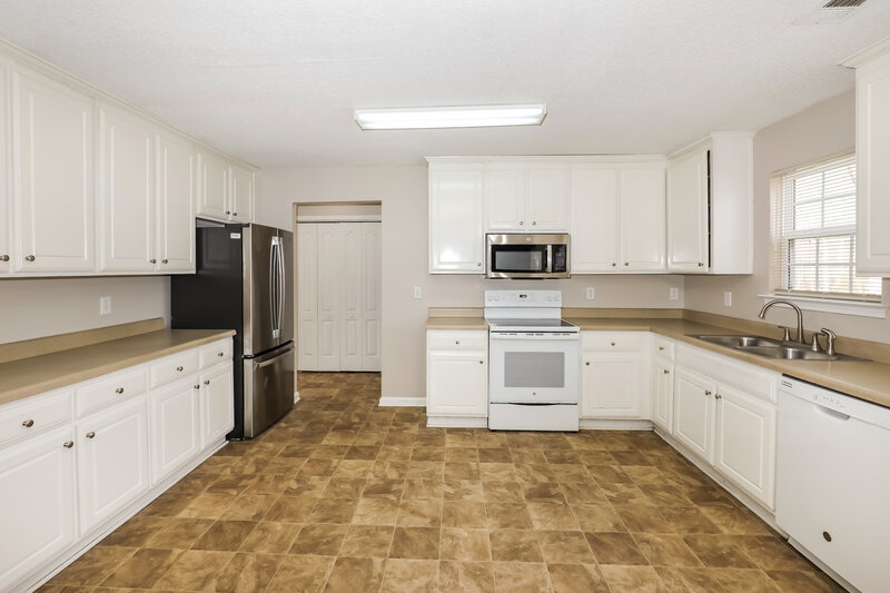 2,360/Mo, 10900 Hondal Ct Hampton, GA 30228 Kitchen View 2