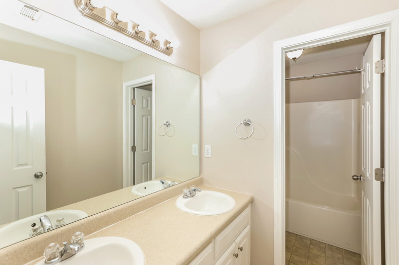 2,360/Mo, 10900 Hondal Ct Hampton, GA 30228 Bathroom View