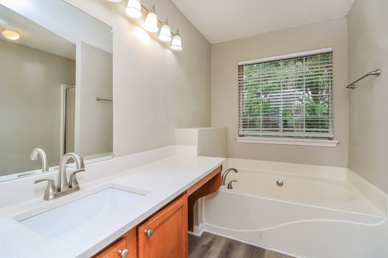 2,590/Mo, 1020 Crest Ridge Pl SW Marietta, GA 30060 Main Bathroom View