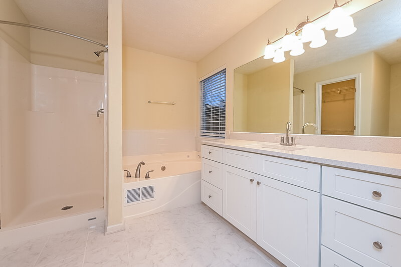 2,215/Mo, 406 Summer Hill Cir Stockbridge, GA 30281 Main Bathroom View