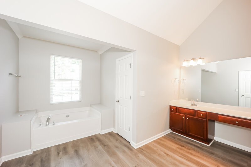 2,340/Mo, 5011 Upper Elm St Atlanta, GA 30349 Main Bathroom View