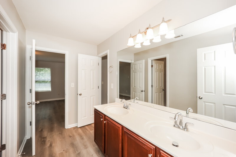 2,340/Mo, 5011 Upper Elm St Atlanta, GA 30349 Bathroom View