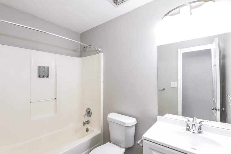 2,500/Mo, 5687 Eagles Feather Ln Riverdale, GA 30274 Bathroom View