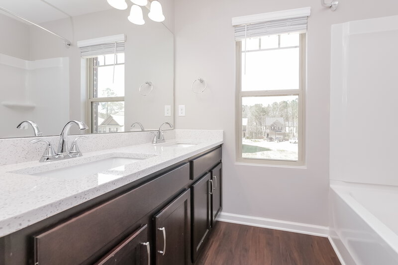 1,875/Mo, 1082 Lear Dr Locust Grove, GA 30248 Bathroom View