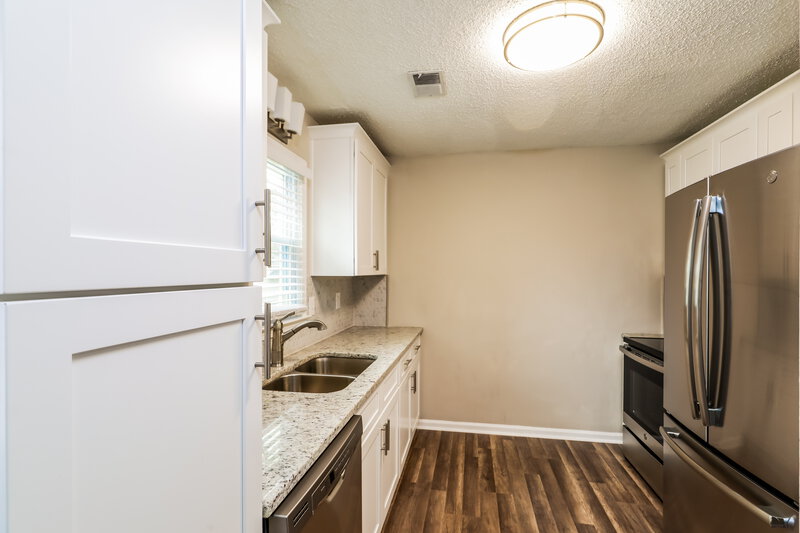 2,040/Mo, 460 Bay Lake Pass Lawrenceville, GA 30046 Kitchen View
