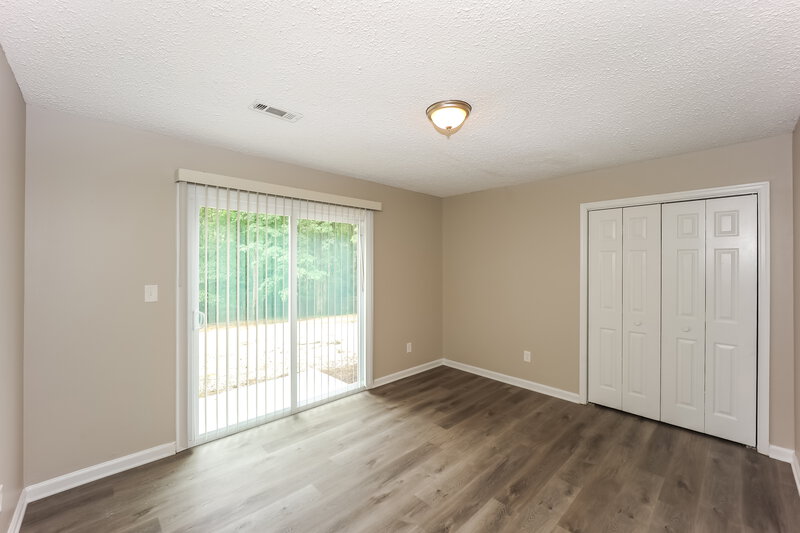 0/Mo, 129 Summer Brooke Peachtree City, GA 30269 Living Room View 3