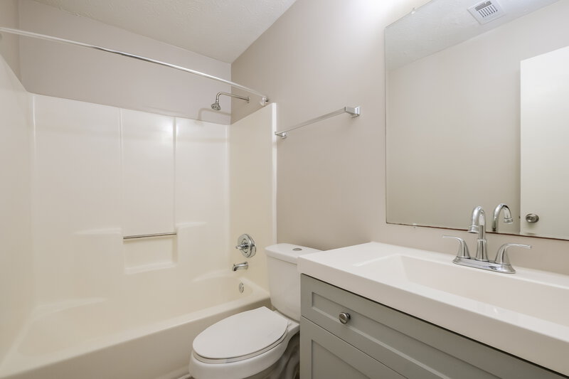 1,730/Mo, 5175 Sugar Crest Dr Sugar Hill, GA 30518 Main Bathroom View