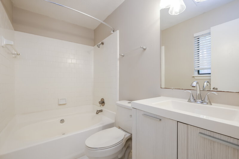 1,730/Mo, 5175 Sugar Crest Dr Sugar Hill, GA 30518 Main Bathroom View 2