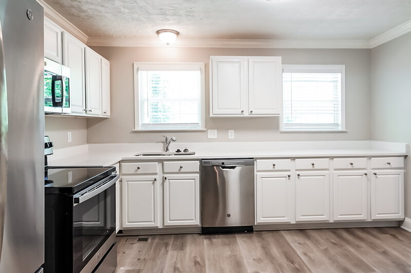 2,490/Mo, 4465 Highland Pl NE Marietta, GA 30066 Kitchen View 2