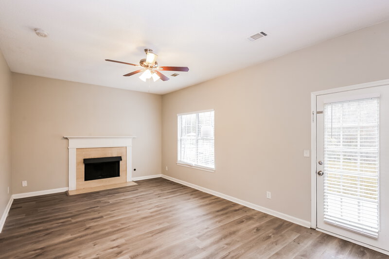 2,000/Mo, 2462 Briar Knoll Rd Lithonia, GA 30058 Family Room View 4