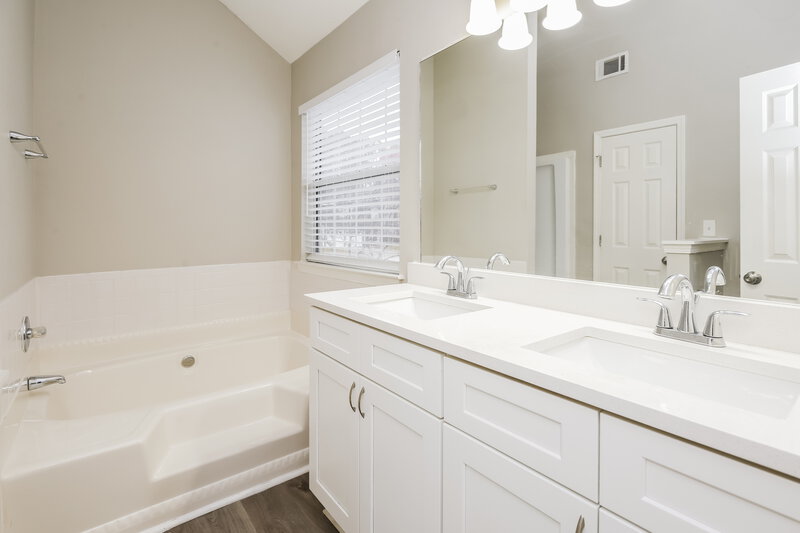 2,000/Mo, 2462 Briar Knoll Rd Lithonia, GA 30058 Main Bathroom View