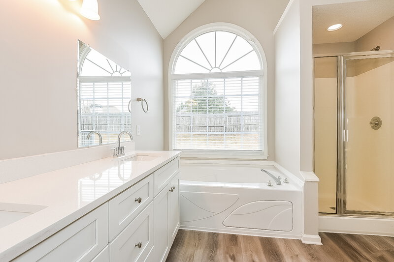 2,900/Mo, 953 Saddle Brooke Dr Dallas, GA 30132 Main Bathroom View