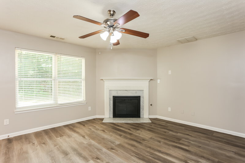 2,135/Mo, 9422 Lakeview Rd Union City, GA 30291 Living Room View
