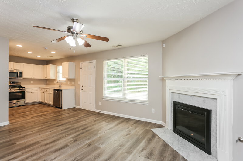 2,135/Mo, 9422 Lakeview Rd Union City, GA 30291 Living Room View 2