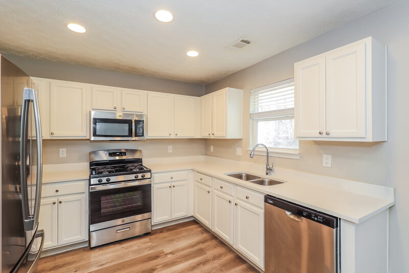 2,010/Mo, 9422 Lakeview Rd Union City, GA 30291 Kitchen View