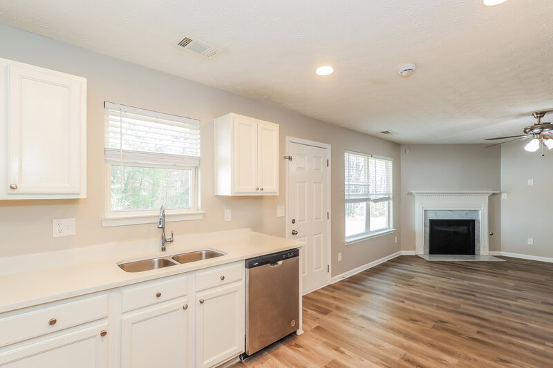 2,010/Mo, 9422 Lakeview Rd Union City, GA 30291 Kitchen View 2