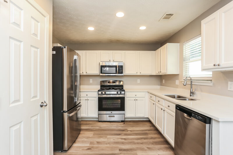 2,135/Mo, 9422 Lakeview Rd Union City, GA 30291 Kitchen View