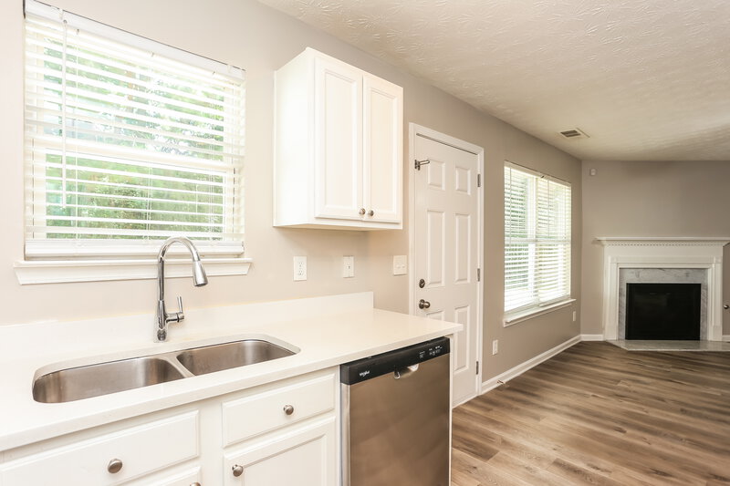 2,135/Mo, 9422 Lakeview Rd Union City, GA 30291 Kitchen View 3