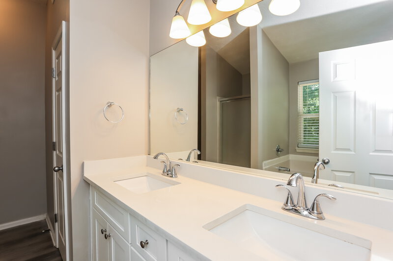 2,135/Mo, 9422 Lakeview Rd Union City, GA 30291 Main Bathroom View
