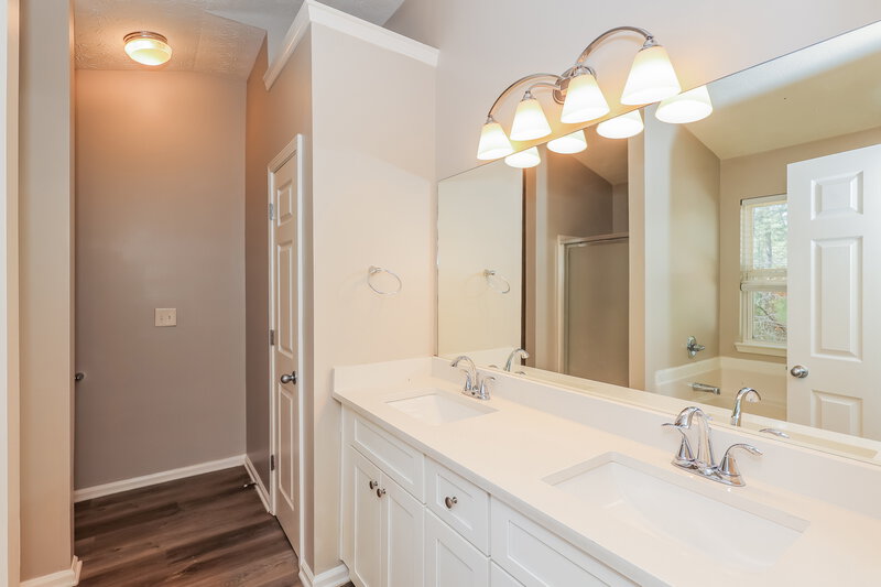 2,010/Mo, 9422 Lakeview Rd Union City, GA 30291 Main Bathroom View