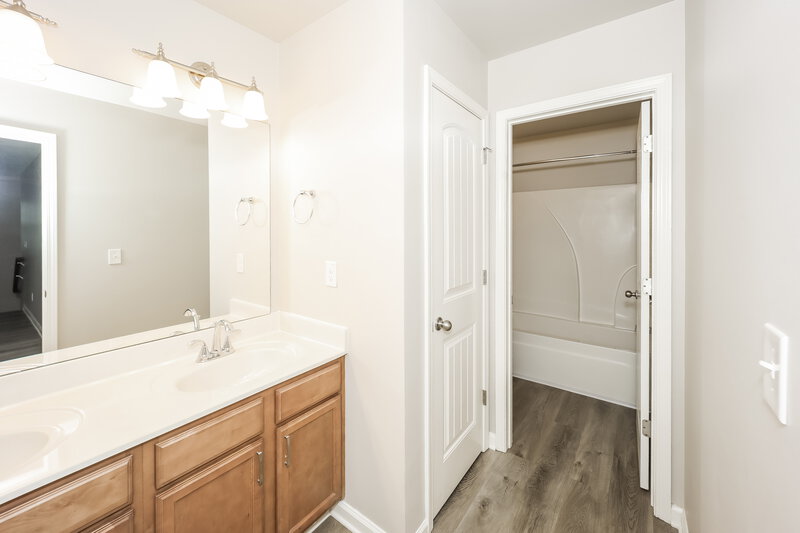 2,270/Mo, 1305 Worcester Trail McDonough, GA 30253 Bathroom View