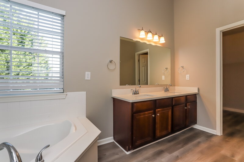 2,075/Mo, 1986 Boulder Gate Dr Ellenwood, GA 30294 Main Bathroom View