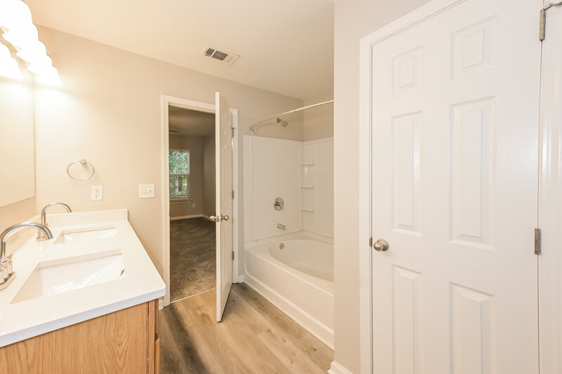 2,000/Mo, 2495 Mayfair Dr Cumming, GA 30040 Main Bathroom View 2