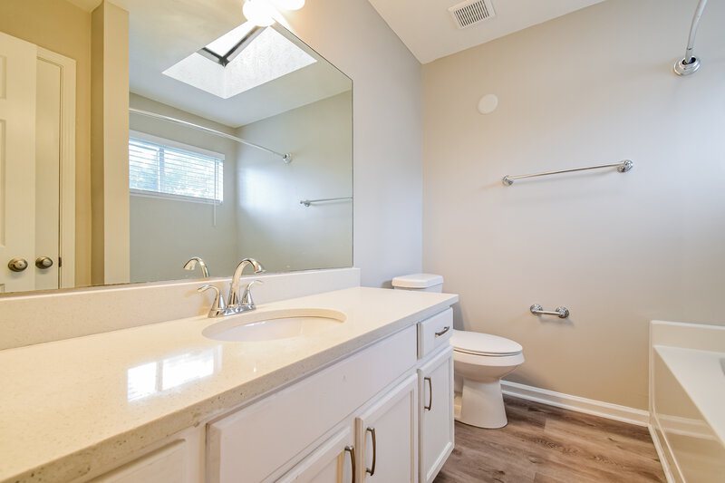 1,865/Mo, 6149 Raleigh Oaks Ct Lithonia, GA 30058 Main Bathroom View