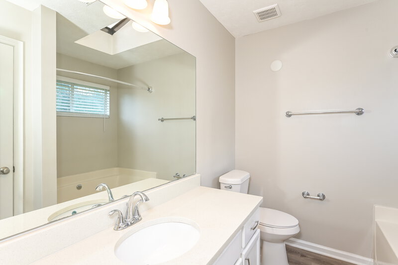 1,840/Mo, 6149 Raleigh Oaks Ct Lithonia, GA 30058 Main Bathroom View
