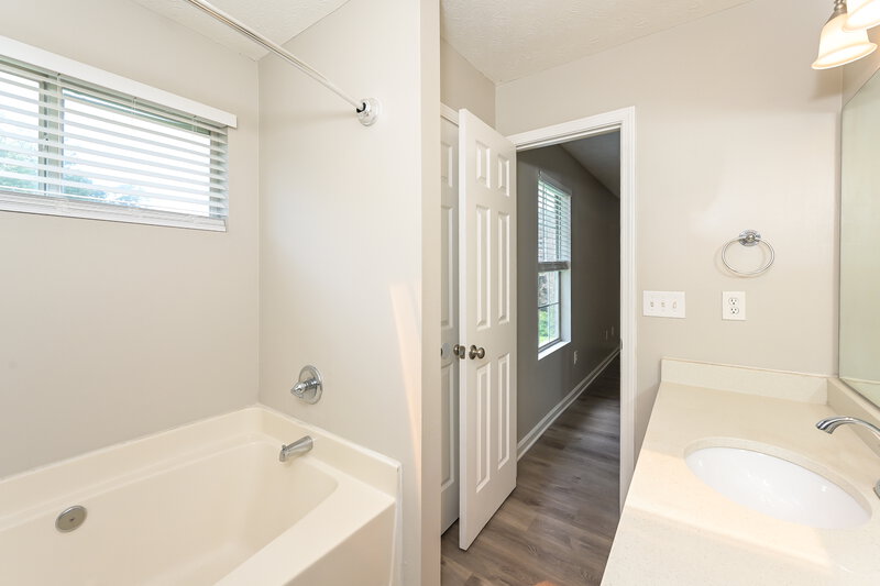 1,840/Mo, 6149 Raleigh Oaks Ct Lithonia, GA 30058 Main Bathroom View 2