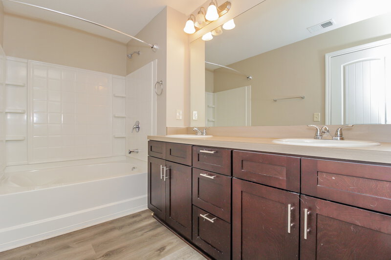 1,805/Mo, 493 Arrowhead Dr Dallas, GA 30132 Main Bathroom View