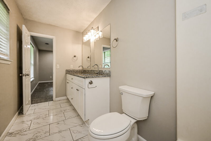 2,215/Mo, 2921 Sunset Ct Decatur, GA 30034 Main Bathroom View 2