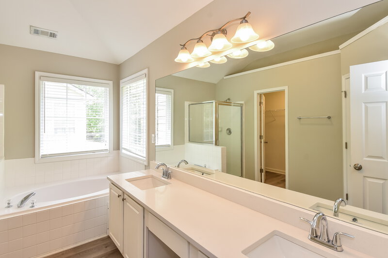 2,740/Mo, 708 Fitzgerald Pl Atlanta, GA 30349 Main Bathroom View