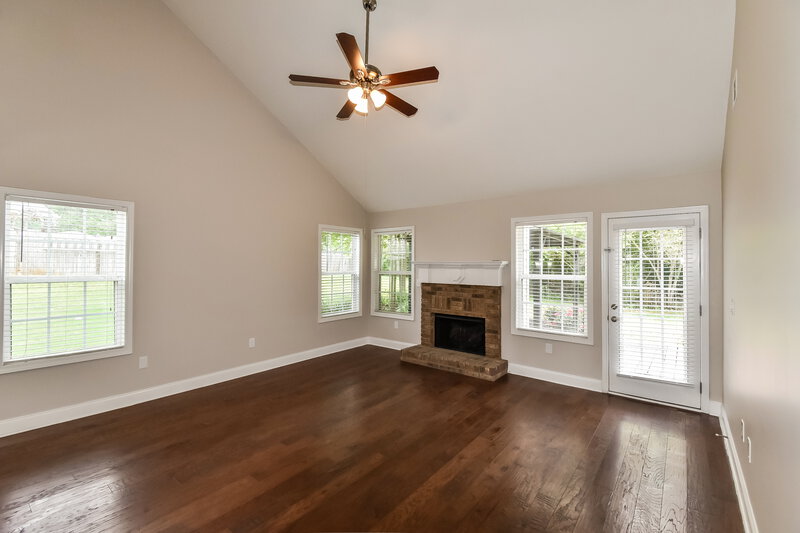 2,100/Mo, 709 Williamsburg Ct Villa Rica, GA 30180 Living Room View