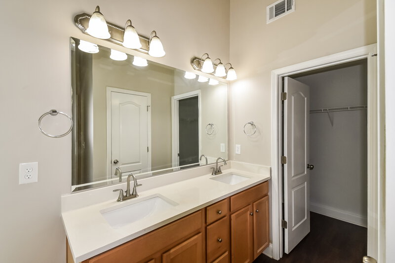 2,100/Mo, 709 Williamsburg Ct Villa Rica, GA 30180 Main Bathroom View