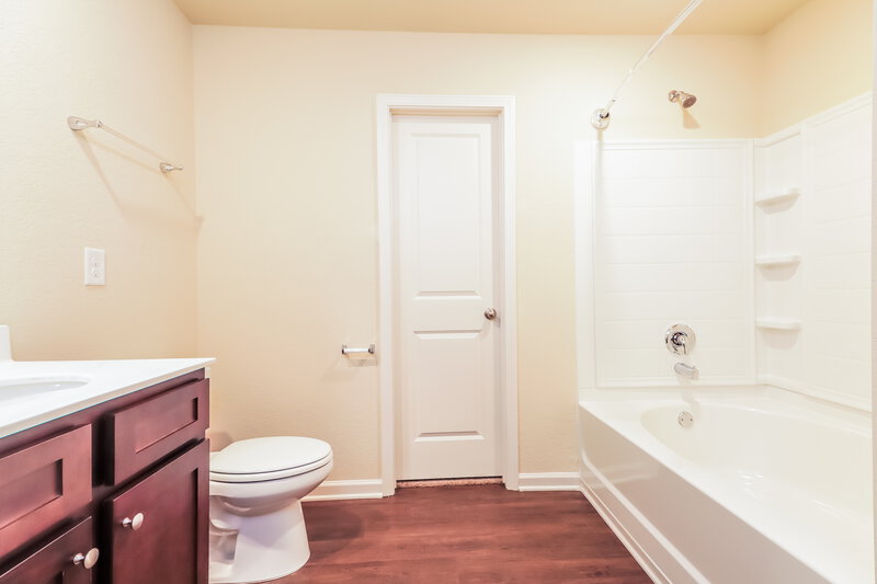 2,110/Mo, 416 Vermeer Ct Locust Grove, GA 30248 Main Bathroom View